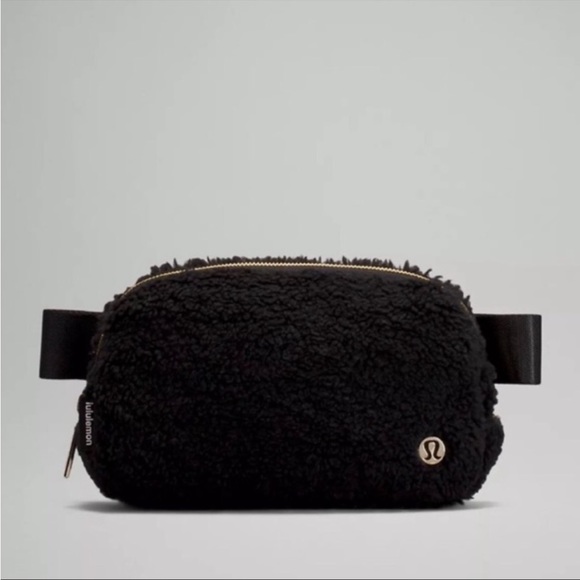 Lululemon everywhere fleece belt bag black 1L lightly used - Picture 1 of 8
